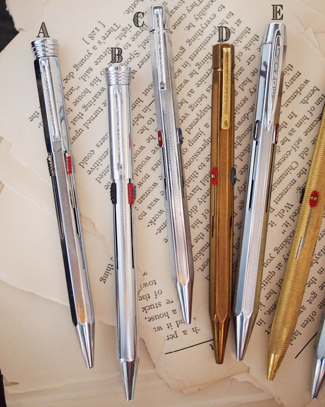 繰り出し式多色ペンシル