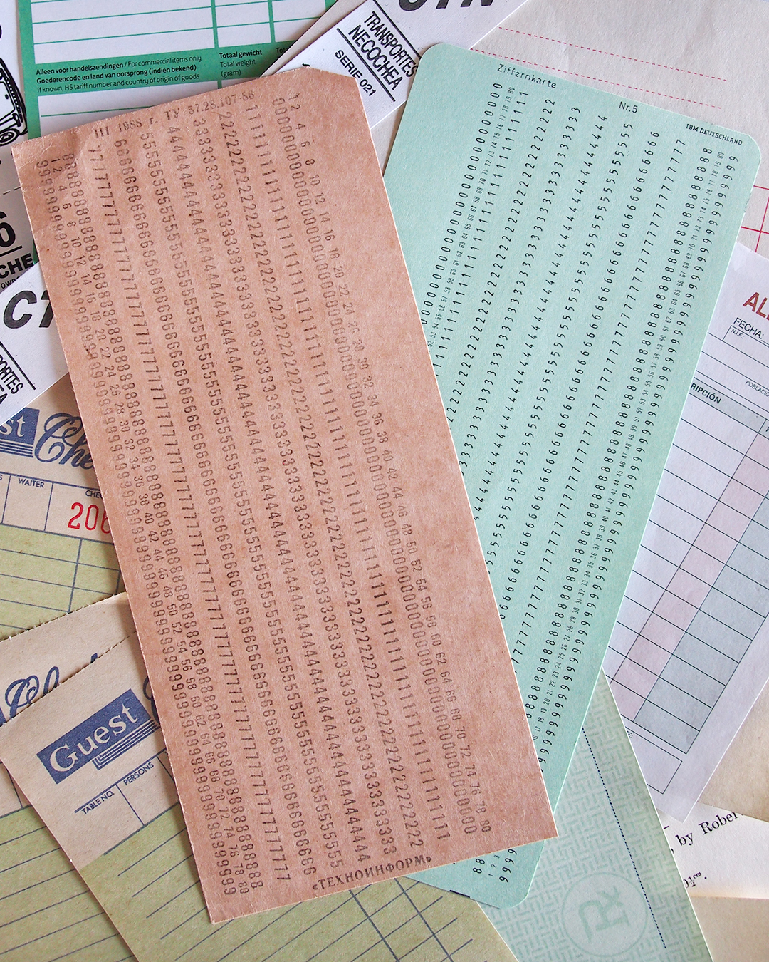 伝票とカードの詰め合わせ